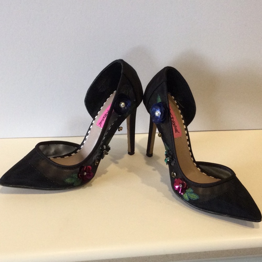 BETSEY JOHNSON FLOWER APPLIQUÉ HEELS SIZE 6. EUC